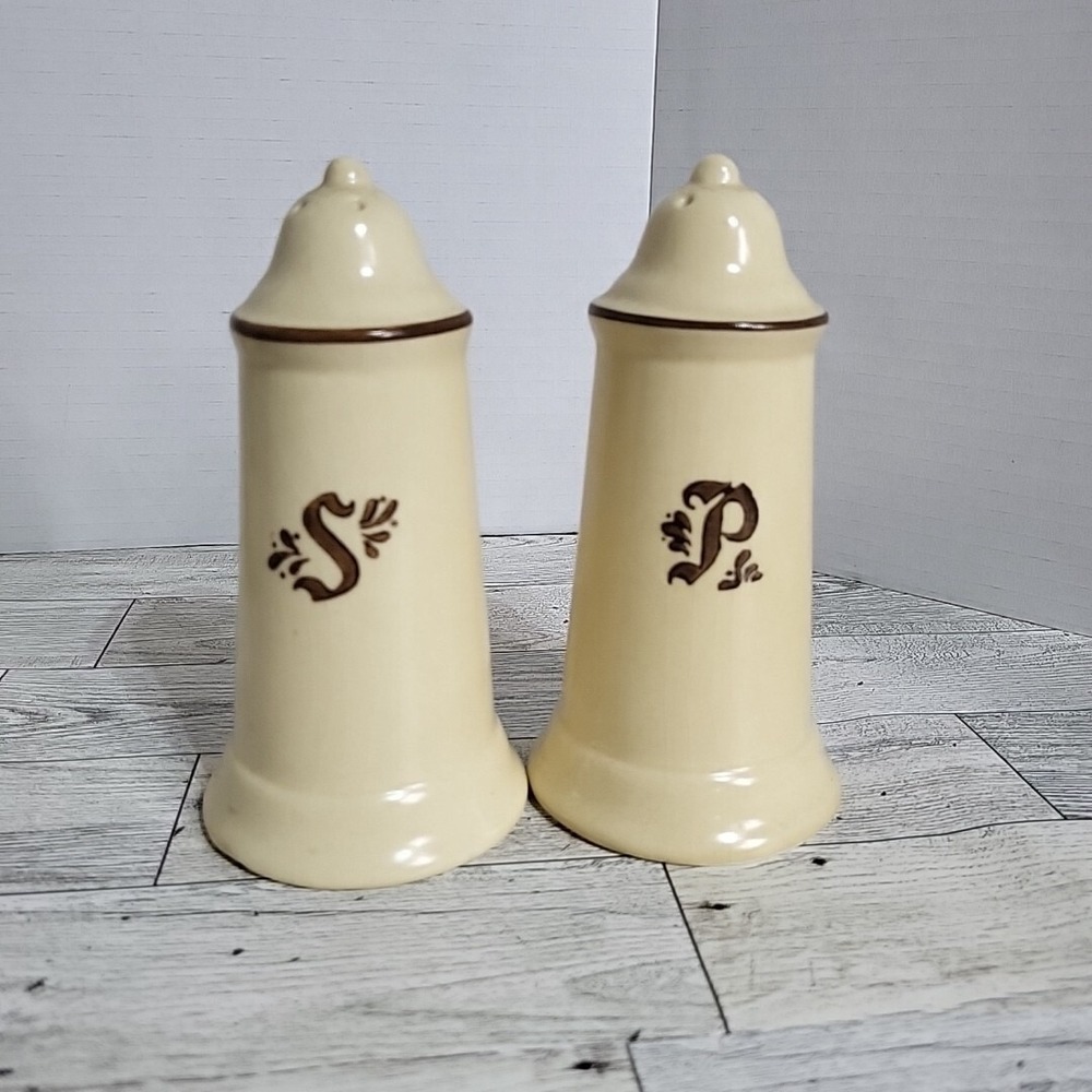 Vintage‎ Pfaltzgraff Village Salt And Pepper Shaker Set With Plugs 6-25
